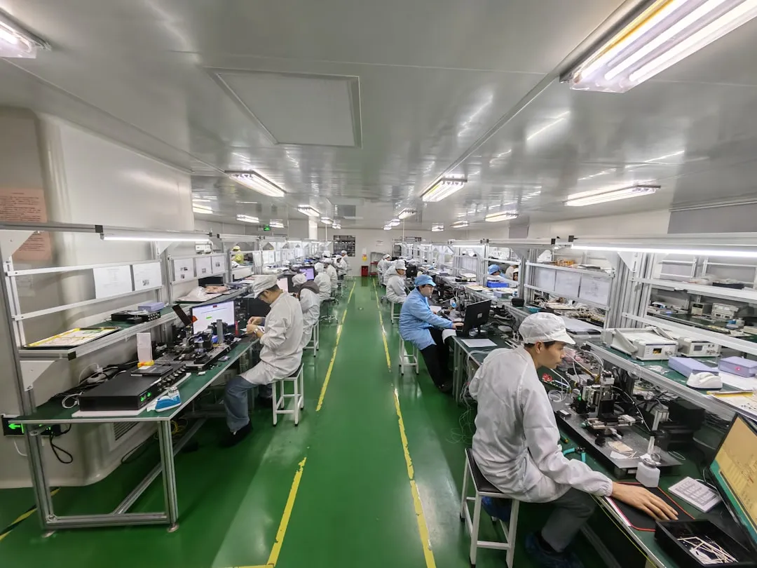 2024年北京企业工装选购指南：厨师服与保安服的材质与工艺对比分析