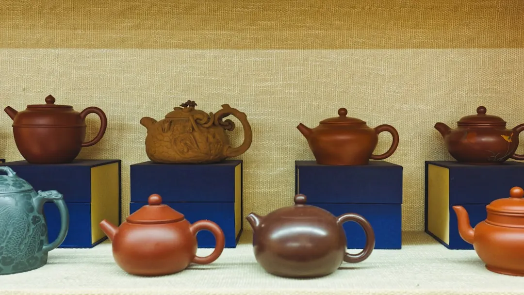 2025年餐饮行业工装标准更新：厨师服与服务员服面料及安全规范解读