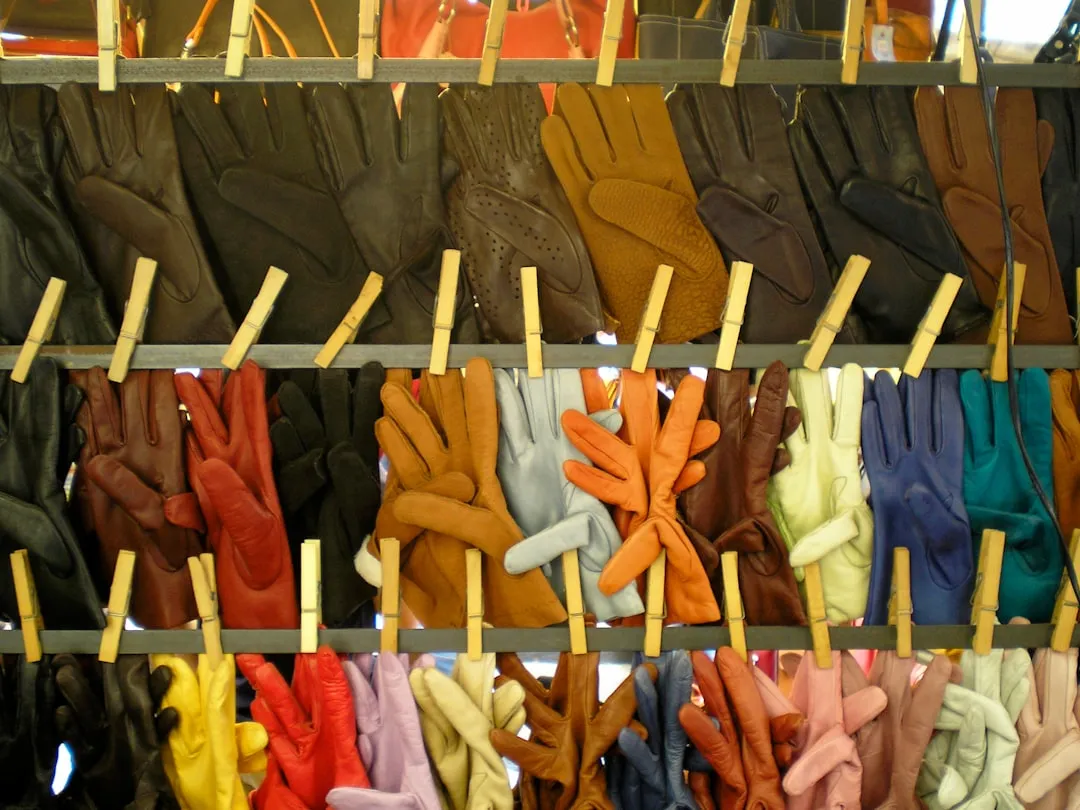 企业工装与保安服、保洁服的面料对比：不同岗位制服如何科学选材正文配图 2