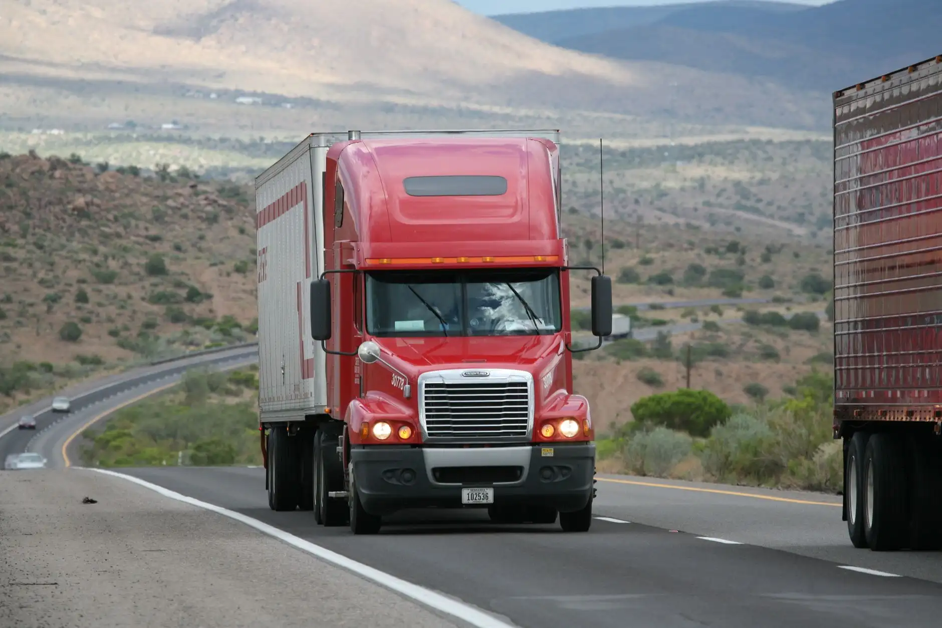 2024年北京企业工装选购指南：厨师服与保安服的材质与工艺对比分析