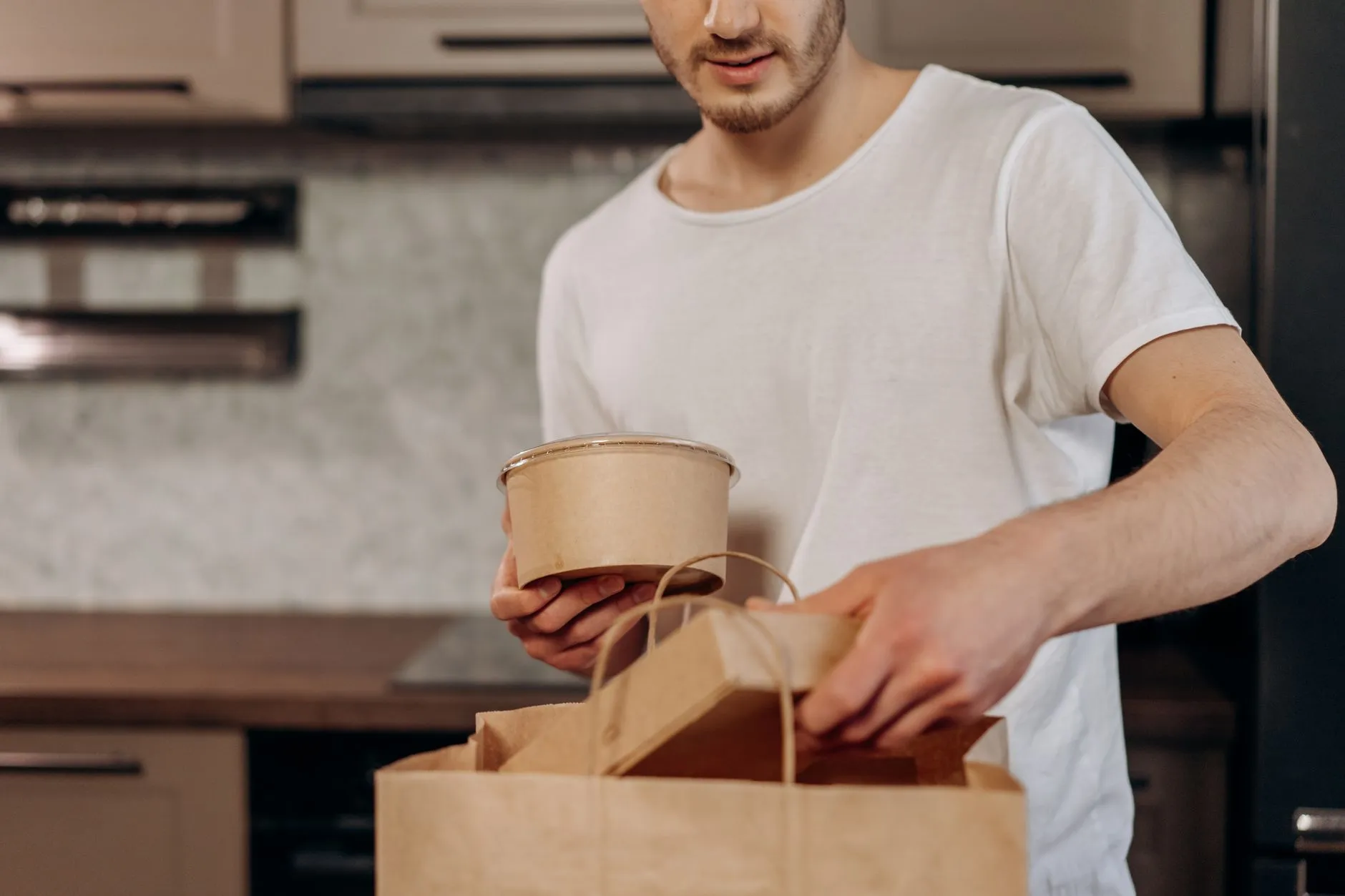 餐饮企业工装选择指南：厨师服与服务员服的搭配要点解析