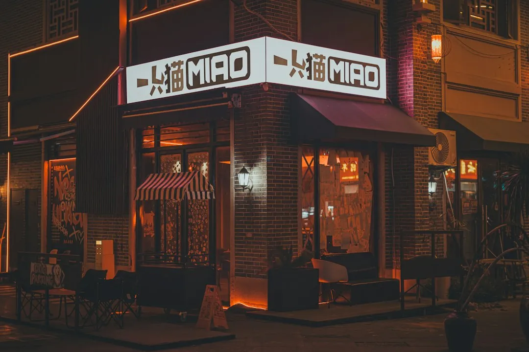北京祈梦科技：餐饮企业工装与服务员服选购指南及搭配建议